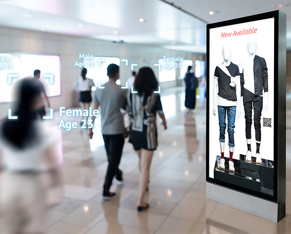 display with face recognition in shopping mall
