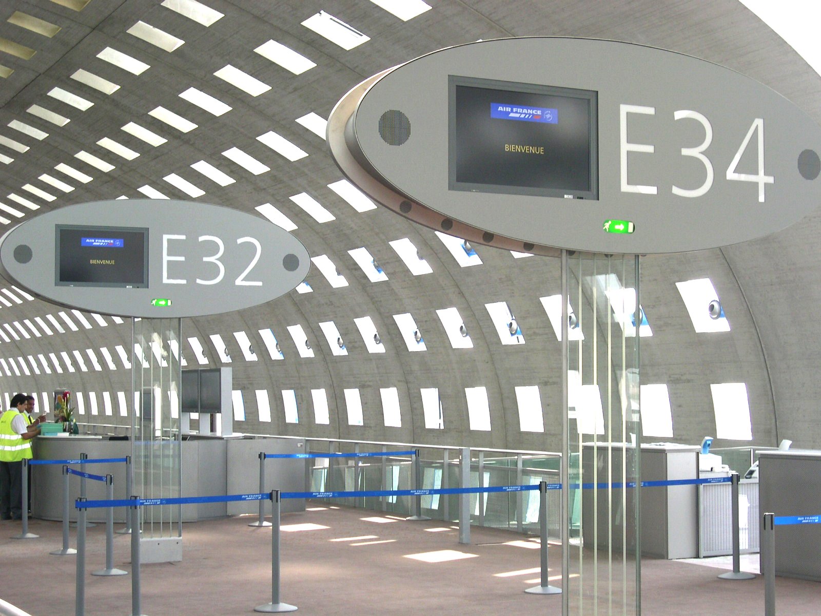 First LCD TFTs at Charles-de-Gaulle Airport in Paris